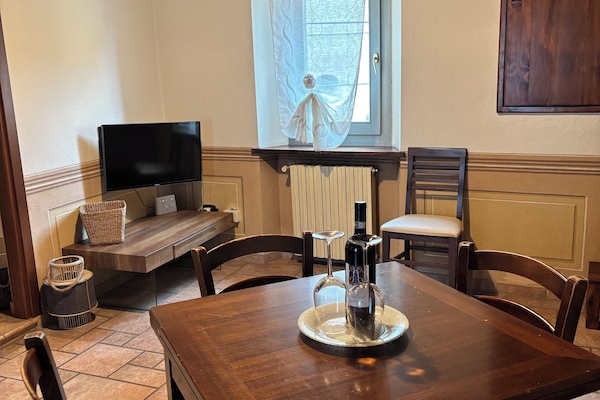 Apartamento básico, vista para a cidade | Área de estar | TV de tela plana