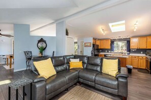 TV, DVD-spiller, bøker og kontorer