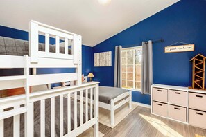 3 habitaciones, tabla de planchar con plancha, wifi y ropa de cama
