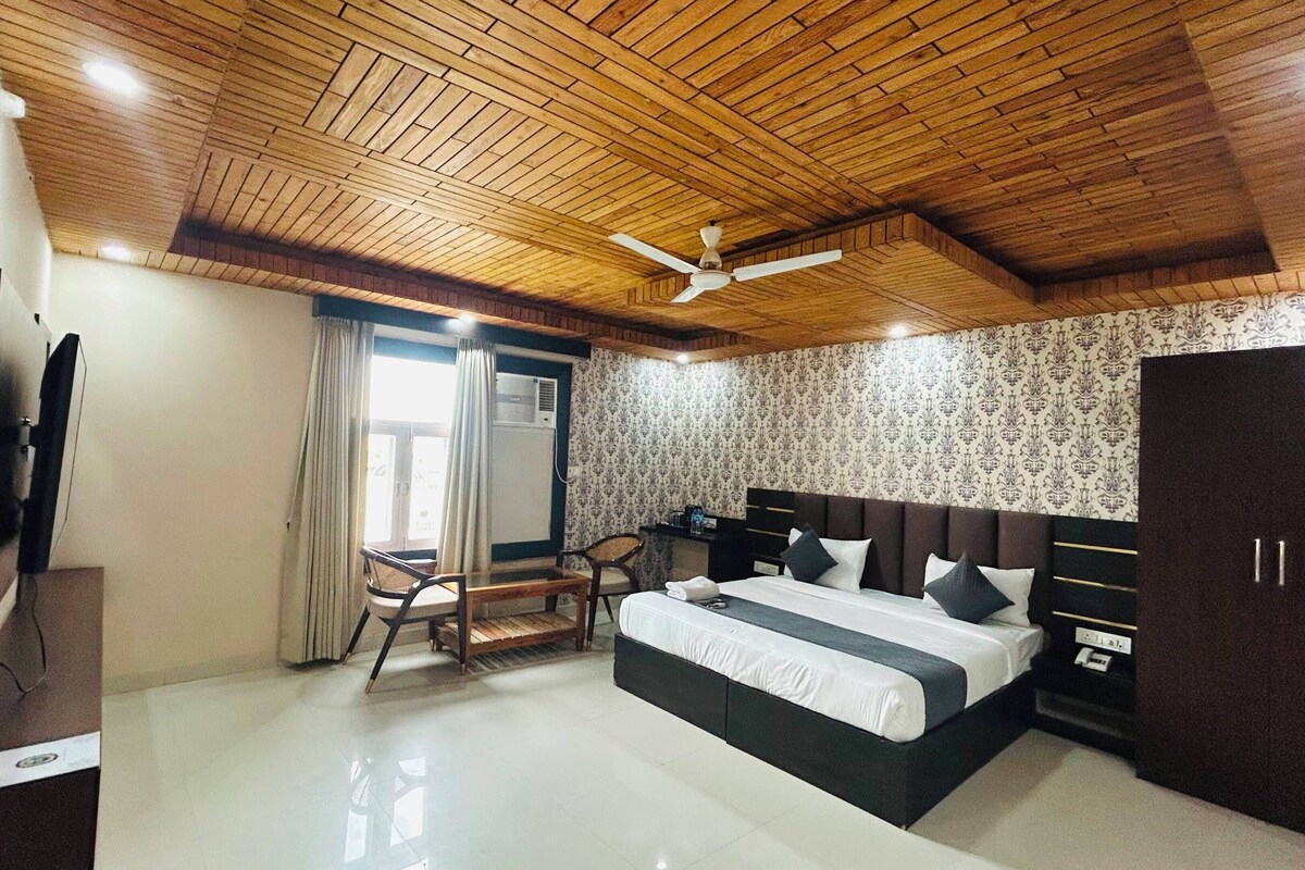 Deluxe Room, Balcony | Desk, free WiFi