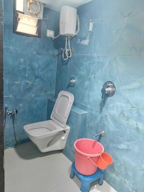 Een douche, handdoeken, zeep, shampoo