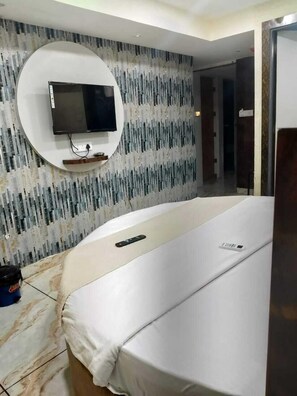 Hypo-allergenic bedding, desk, rollaway beds, free WiFi - Hotel Raj Palace (Ahmedabad)