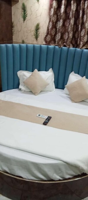 Hypo-allergenic bedding, desk, rollaway beds, free WiFi - Hotel Raj Palace (Ahmedabad)