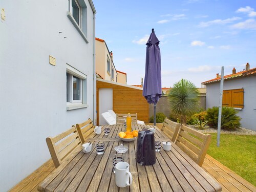 15 min by foot from the beach, house for 6