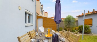 15 min by foot from the beach, house for 6