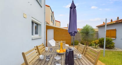 15 min by foot from the beach, house for 6