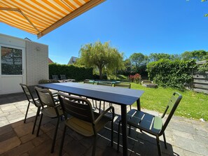 Outdoor dining - Detached 8-person vacation villa on the North Sea and Grevelinger Meer (Scharendijke)