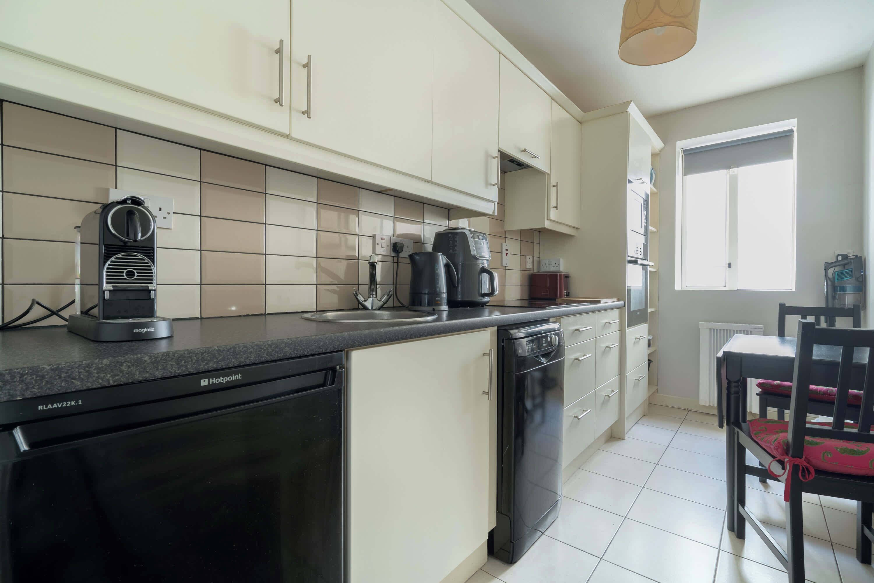 Een koelkast, een microgolfoven, een oven, een kookplaat