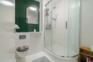 Regadera, secadora de cabello, shampoo