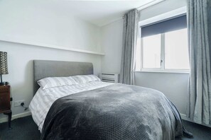 2 bedrooms, iron/ironing board, internet