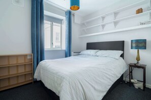 2 bedrooms, iron/ironing board, internet