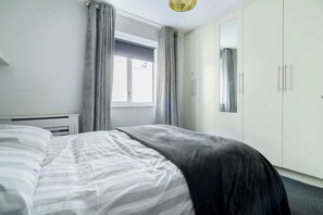2 habitaciones, tabla de planchar con plancha y internet