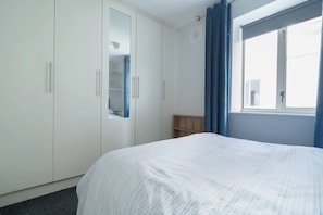 2 bedrooms, iron/ironing board, internet