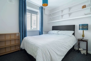 2 bedrooms, iron/ironing board, internet