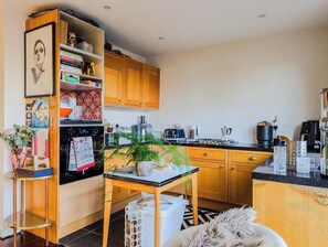Fridge, oven, stovetop, coffee/tea maker