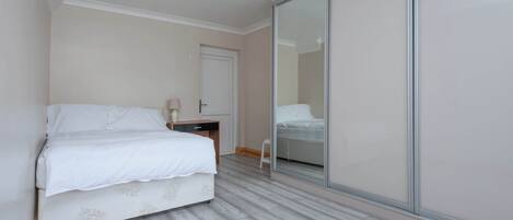 5 chambres, fer et planche à repasser, accès Internet, draps fournis