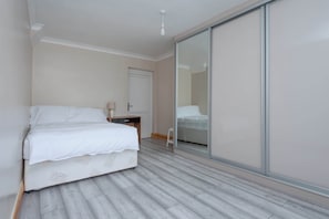 5 habitaciones, tabla de planchar con plancha, internet y ropa de cama