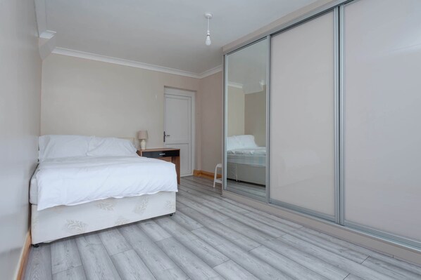 5 Schlafzimmer, Bügeleisen/Bügelbrett, Internetzugang, Bettwäsche