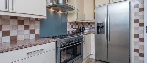 Kühlschrank, Mikrowelle, Ofen, Herdplatte