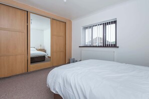 5 bedrooms, iron/ironing board, Internet, bed sheets