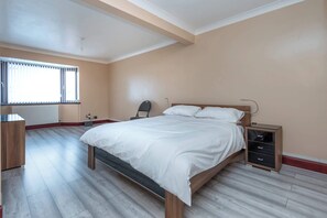 5 chambres, fer et planche à repasser, accès Internet, draps fournis