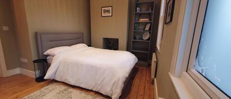 3 bedrooms, iron/ironing board, Internet, bed sheets