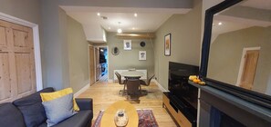 Living area - Cosy & Stylish Stay in Vibrant East Ham (Greater London)