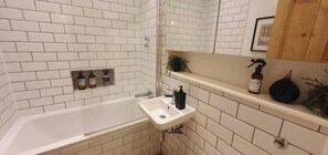 Shower, hair dryer - Cosy & Stylish Stay in Vibrant East Ham (Greater London)