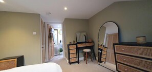 3 bedrooms, iron/ironing board, internet, bed sheets - Cosy & Stylish Stay in Vibrant East Ham (Greater London)