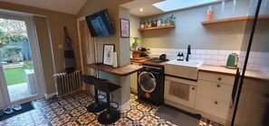 Jääkaappi, mikroaaltouuni, uuni, liesi