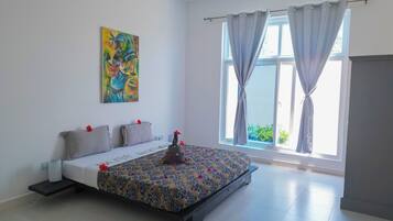 2 Schlafzimmer, Schreibtisch, Bügeleisen/Bügelbrett, Reisekinderbett