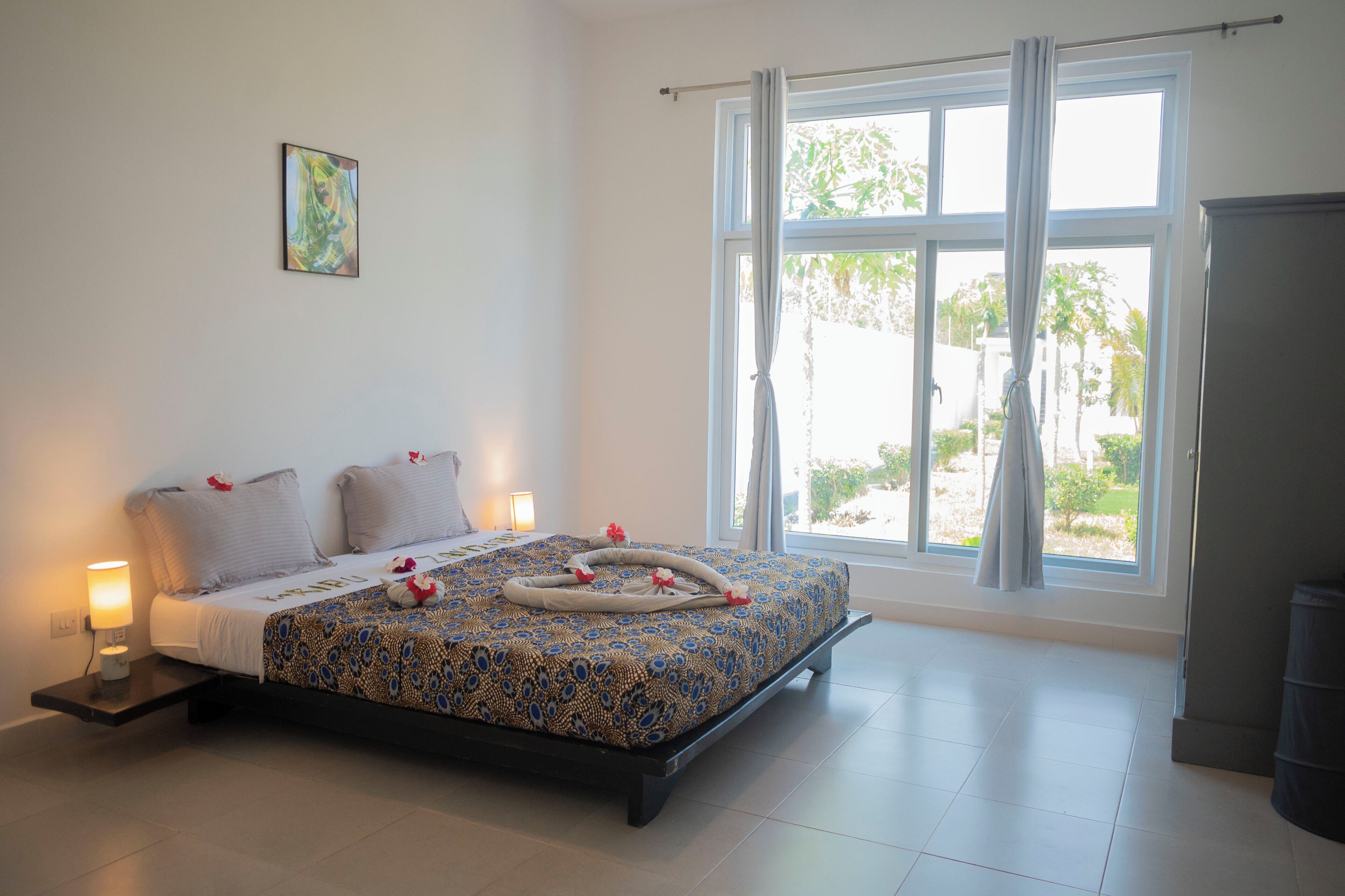 2 chambres, bureau, fer et planche à repasser, lit parapluie