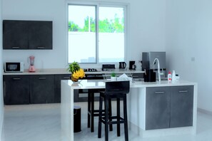 雪櫃、微波爐、焗爐、爐具