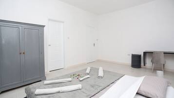 2 chambres, bureau, fer et planche à repasser, lit parapluie