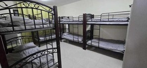 Gemeinsamer Comfort-Schlafsaal, Gemischter Schlafsaal | Zimmersafe, Verdunkelungsvorhänge, schallisolierte Zimmer