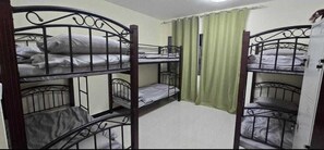 Dormitorio compartido Confort, dormitorio mixto | 1 habitación, caja de seguridad en la habitación y cortinas blackout 