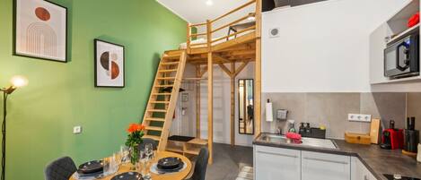 Jääkaappi, mikroaaltouuni, liesi, astianpesukone