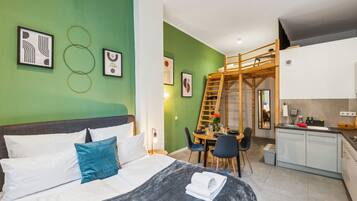 1 slaapkamer, een bureau, een strijkplank/strijkijzer, reisbedje