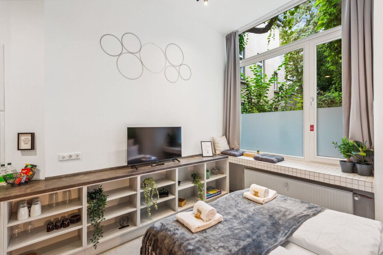 1 chambre, bureau, fer et planche à repasser, lit parapluie