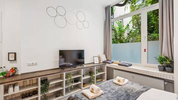 1 slaapkamer, een bureau, een strijkplank/strijkijzer, reisbedje