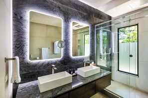 Regadera, secadora de cabello, toallas 