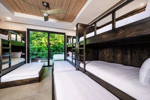 5 habitaciones, tabla de planchar con plancha, cuna de viaje y wifi 