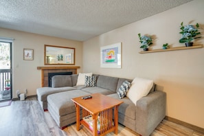 Flat-screen TV - Steps to Main Street: Mtn-view Frisco Condo (Frisco)