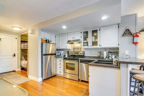 Apartment (0 Bedroom) | Interior - Romantic Ski Haven w/ Balcony: Brian Head Studio (Brian Head)