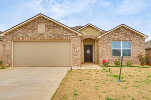Interior - OKC Area Home: 22 Mi to Downtown (Yukon)