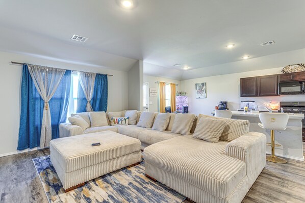 House (4 Bedrooms) | Front of property