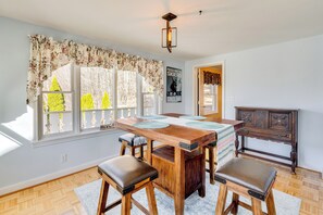 Interior - 1 Mi to Story Land: Spacious Home w/ Mtn Views! (Glen)