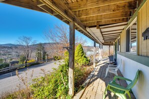 Interior - 1 Mi to Story Land: Spacious Home w/ Mtn Views! (Glen)