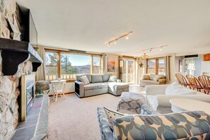 Interior - 1 Mi to Story Land: Spacious Home w/ Mtn Views! (Glen)
