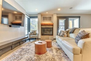 Apartment (2 Bedrooms) | Front of property - Between Beaver Creek & Vail: Modern Condo w/ View! (Avon)
